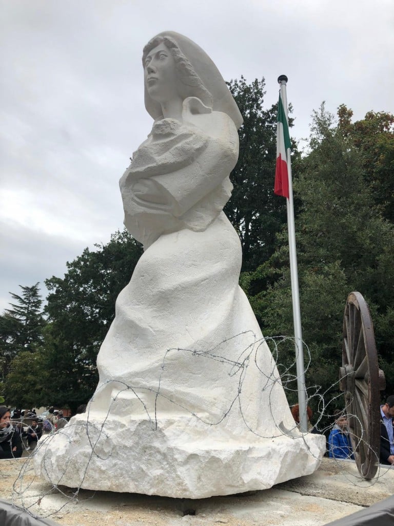 La scultura in memoria dell’Olocausto rom: una madre con un bimbo, oggi come ieri