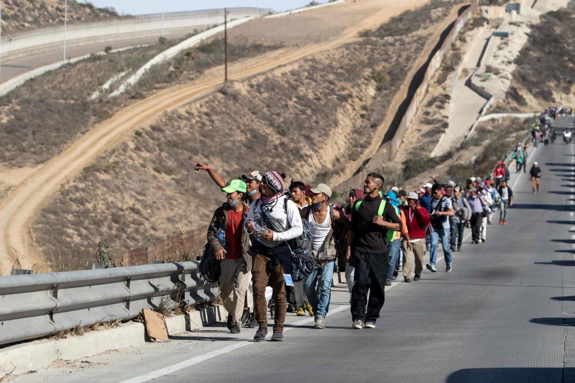 Arrivano a Tijuana i primi migranti della Carovana. Trump blinda il confine