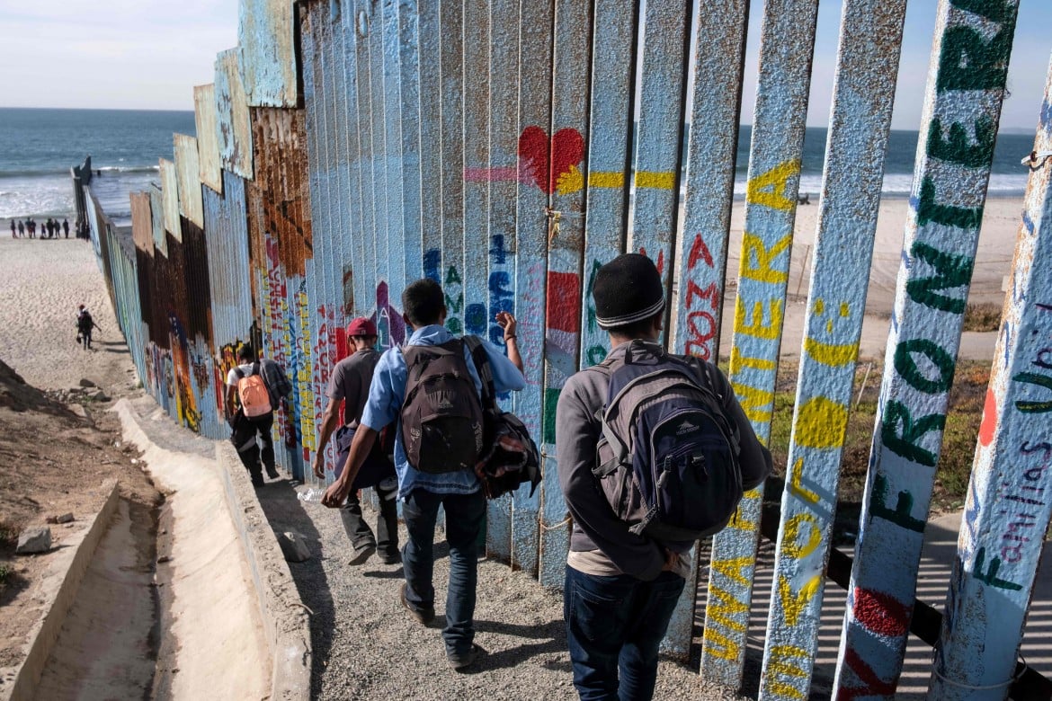 Nella Tijuana «trumpista» pietre sui migranti