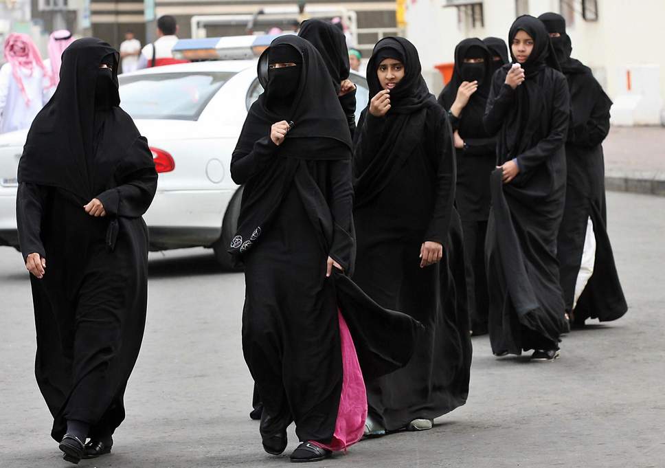 Vestite alla rovescia, la sfida delle donne saudite allo Stato