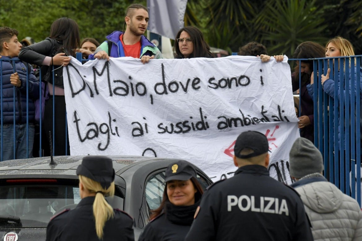 Studenti, Cobas e operai, fischi a Di Maio nella sua Pomigliano