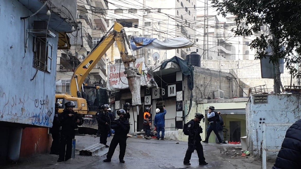 Ruspe israeliane nel campo profughi di Shuafat, demoliti venti negozi