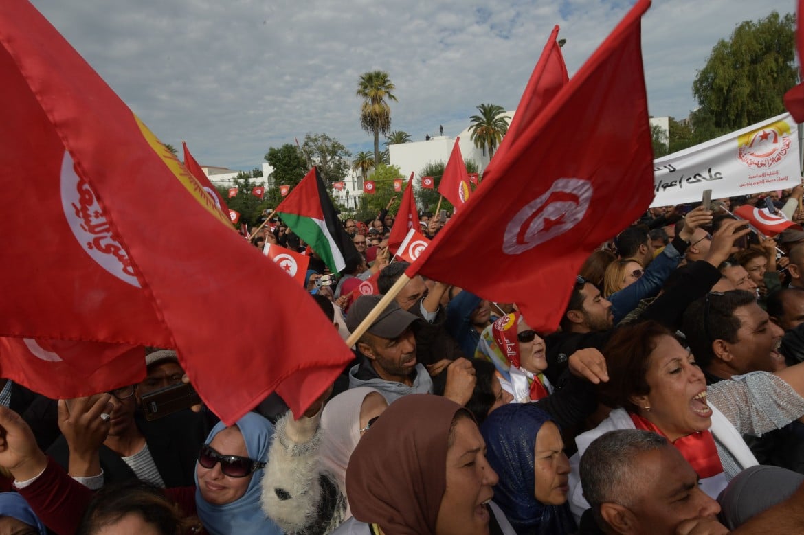 Tunisi aumenta i salari, la piazza sconfigge l’Fmi
