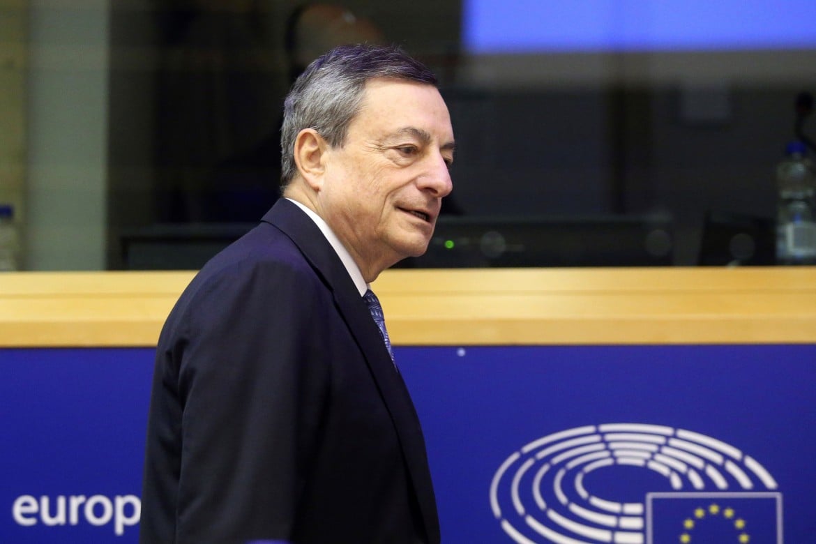 Draghi: «Politiche insostenibili mettono a rischio l’eurozona»