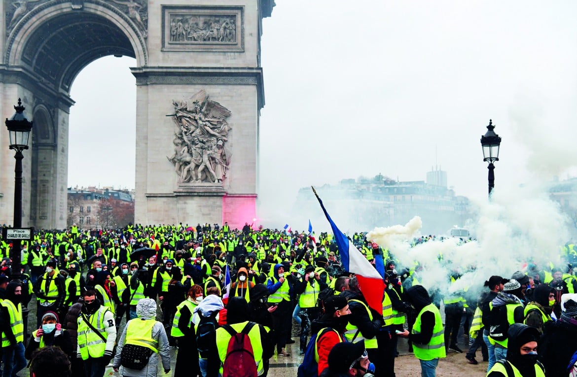 Devastazione diesel, gilet gialli e casseur all’assalto di Parigi