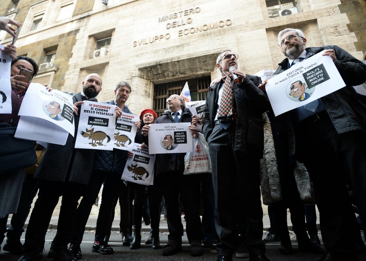 Crimi taglia i fondi e attacca la «casta dei giornalisti»