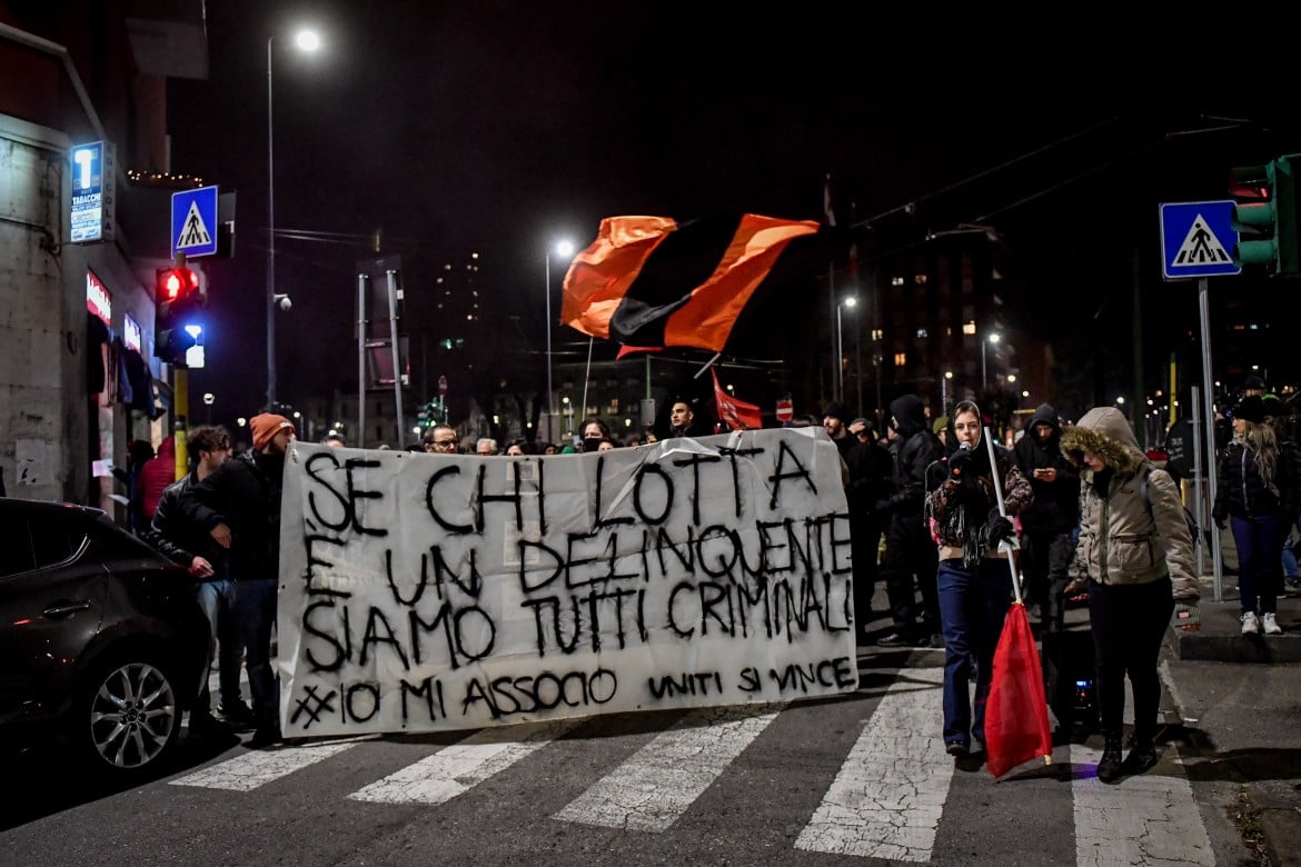 Occupano case a Milano: arrestati