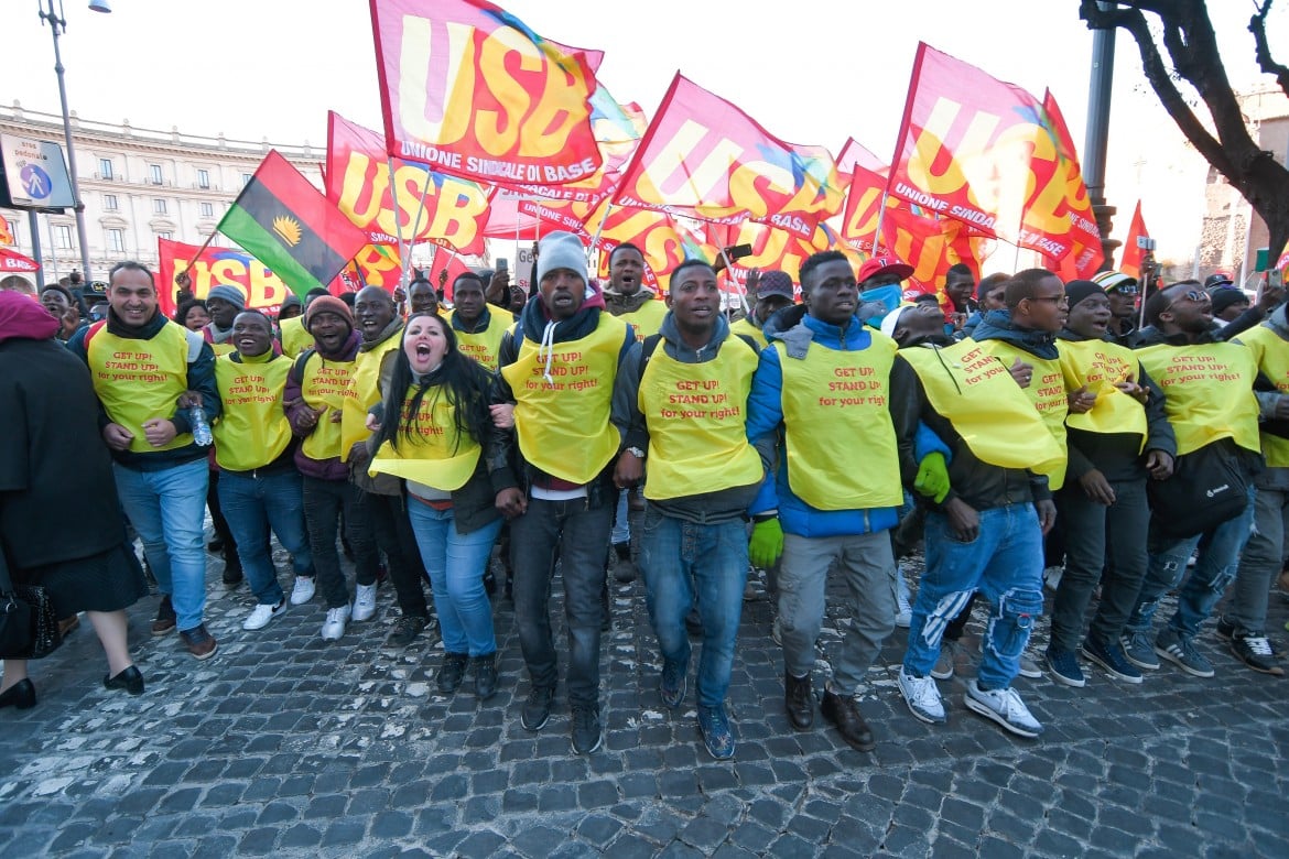 Cinquemila con i gilet gialli in piazza contro il Dl Salvini
