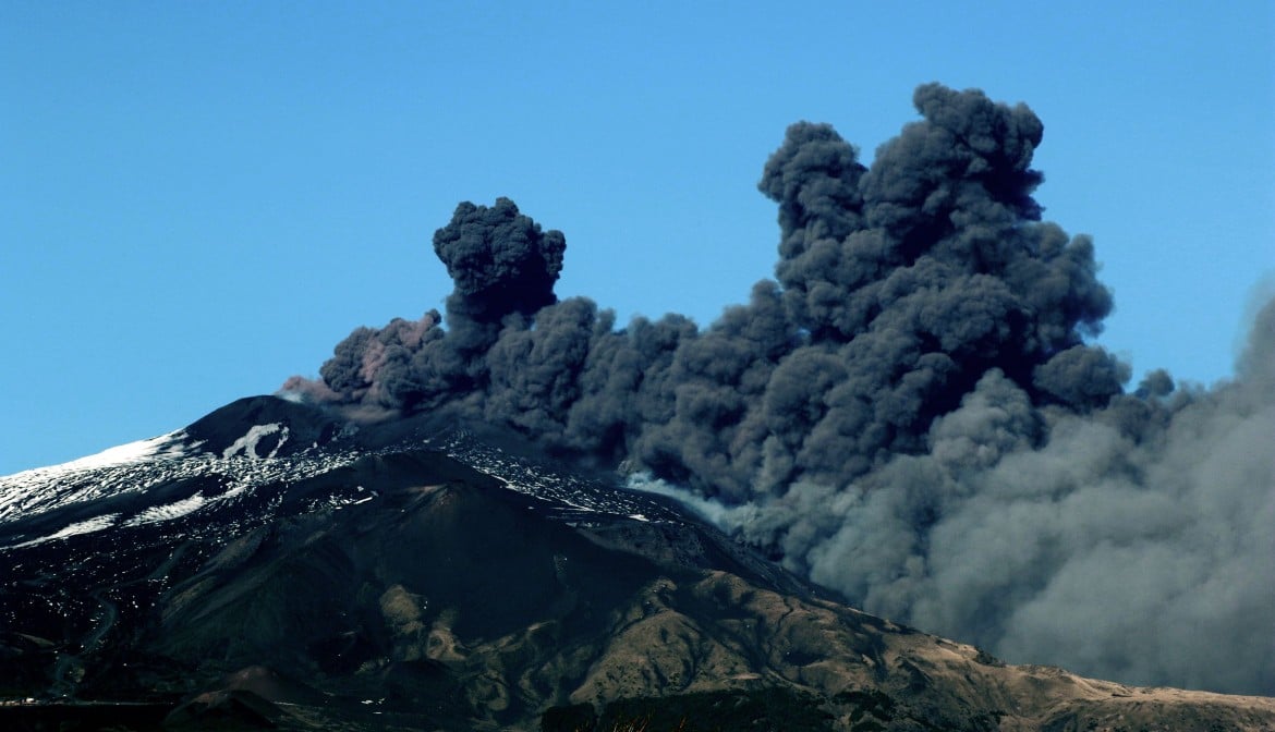Etna, meno scosse. Ma è stato di emergenza