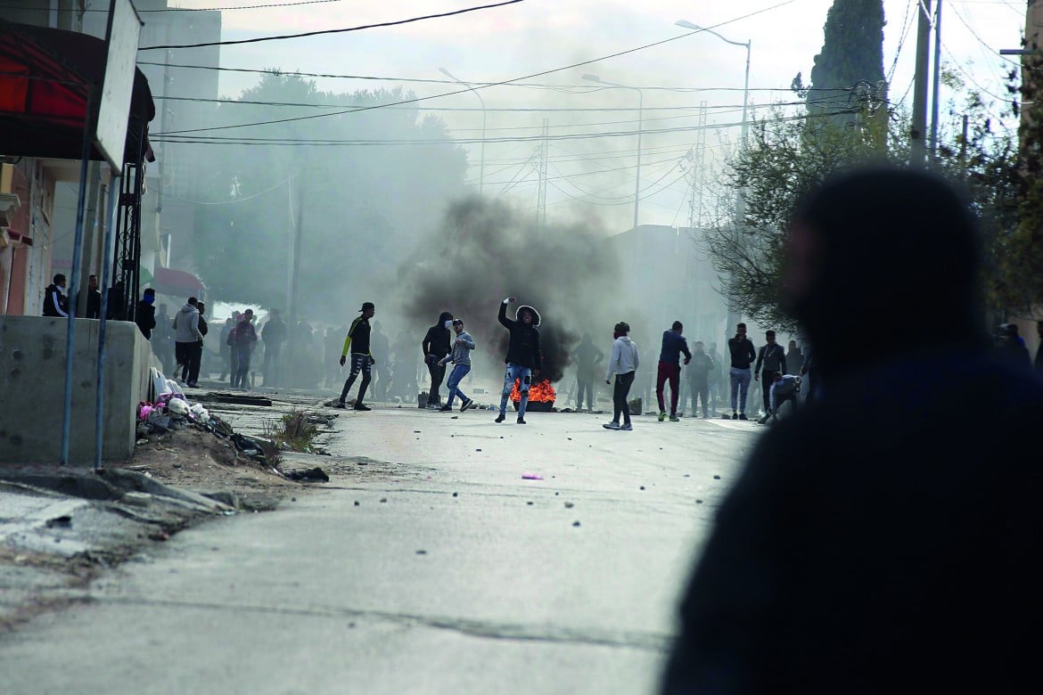 Alta tensione in Tunisia dopo il reporter immolato