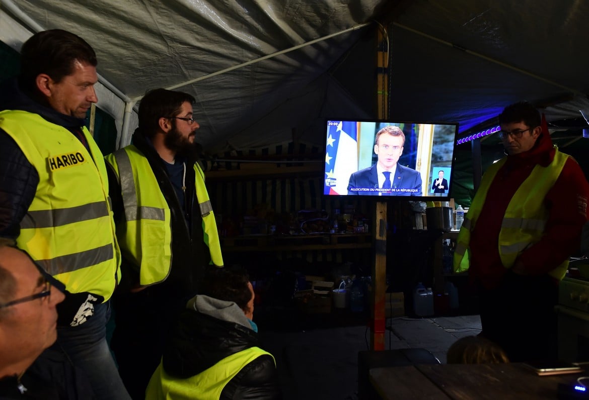 Macron: convincere l’opinione pubblica, per staccarla dai gilet gialli