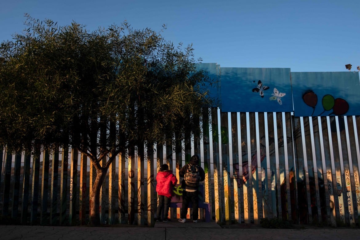 I migranti intrappolati a Tijuana scrivono a Trump