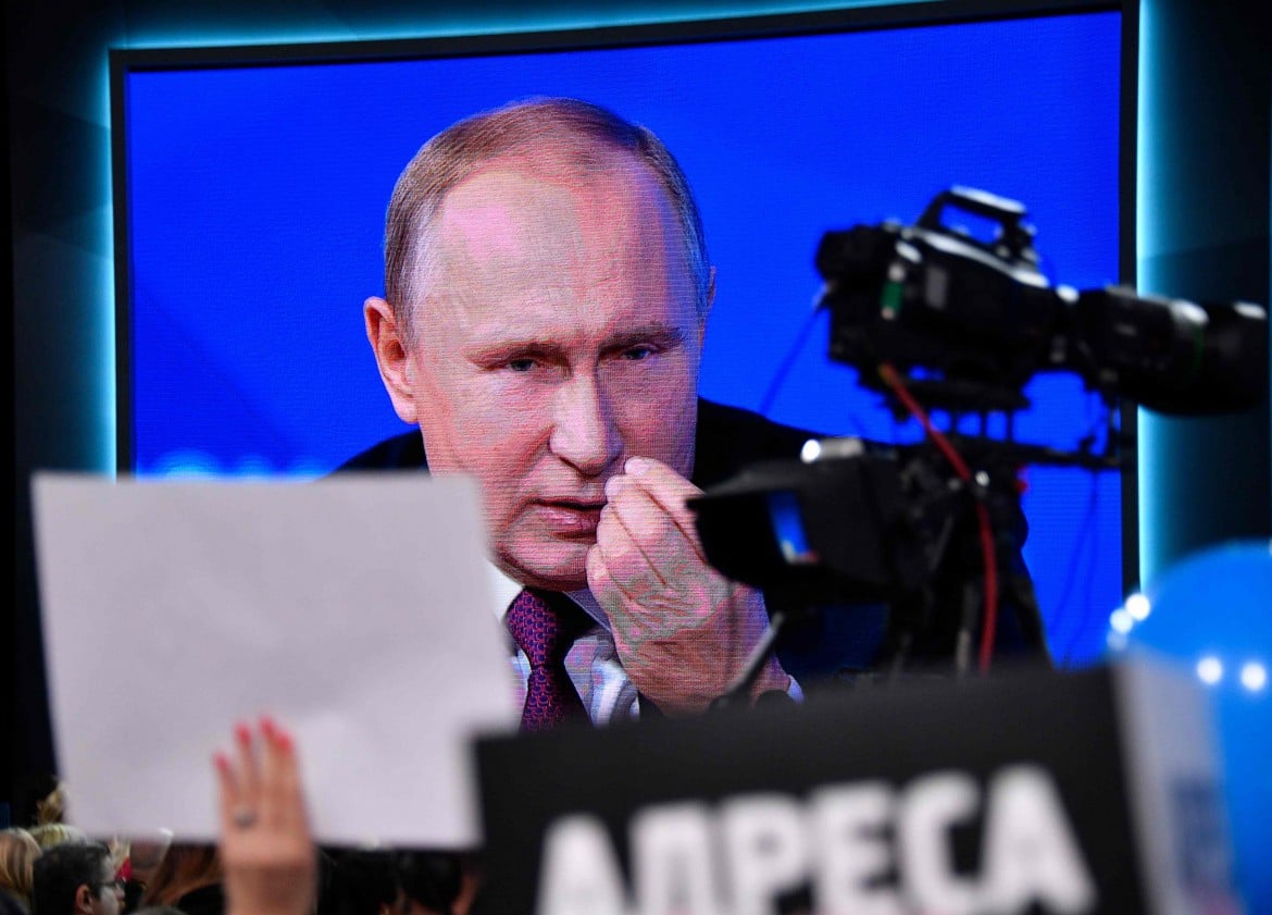 Putin si vanta dei suoi missili con gli imprenditori russi