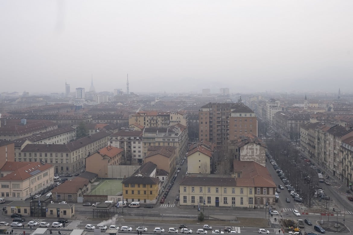 Torino la città più inquinata, Roma regina delle buche