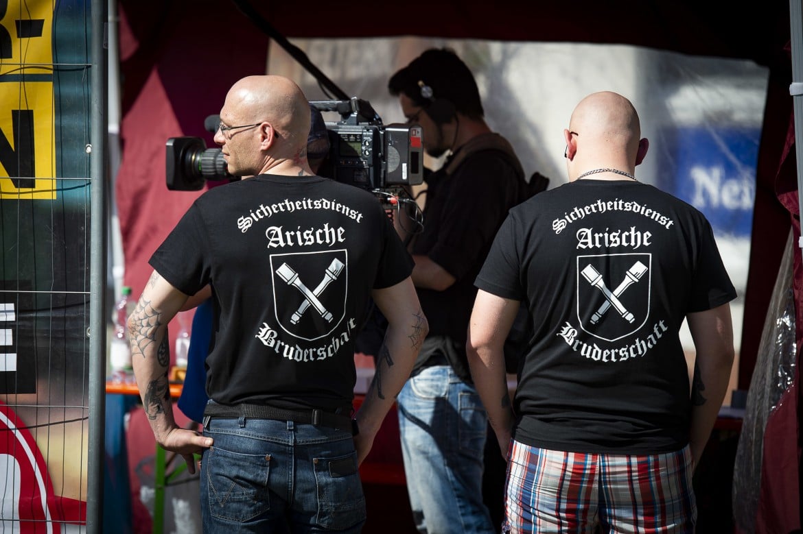Ronde neonaziste contro i giovani migranti in Baviera