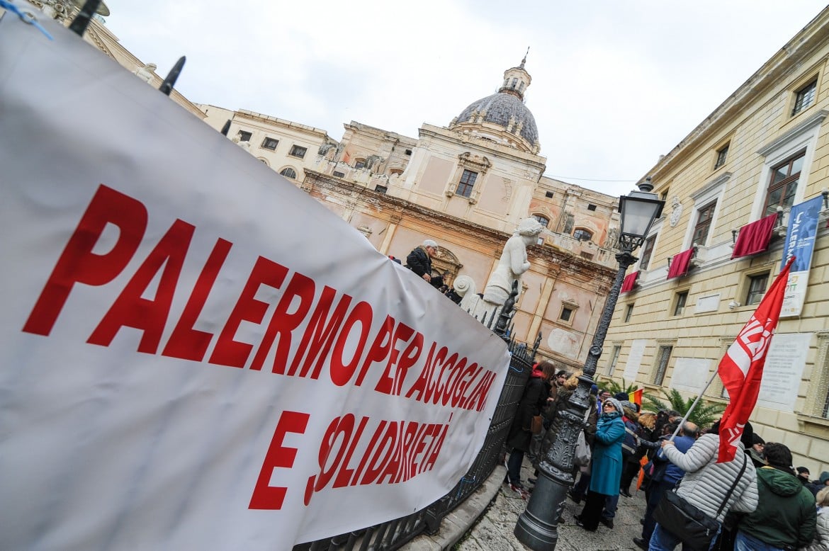 Palermo in piazza con il sindaco, per bloccare il decreto