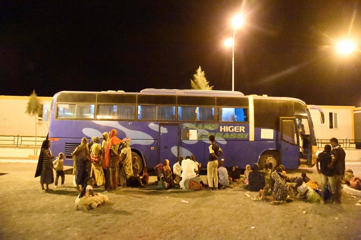 L’Algeria abbandona 120 rifugiati nel deserto