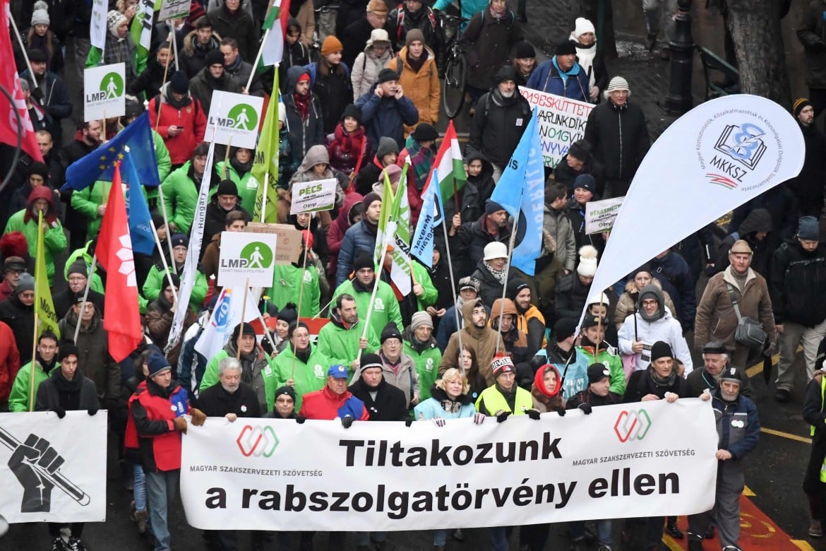 Migliaia a protestare: «Tutti contro Orbán»