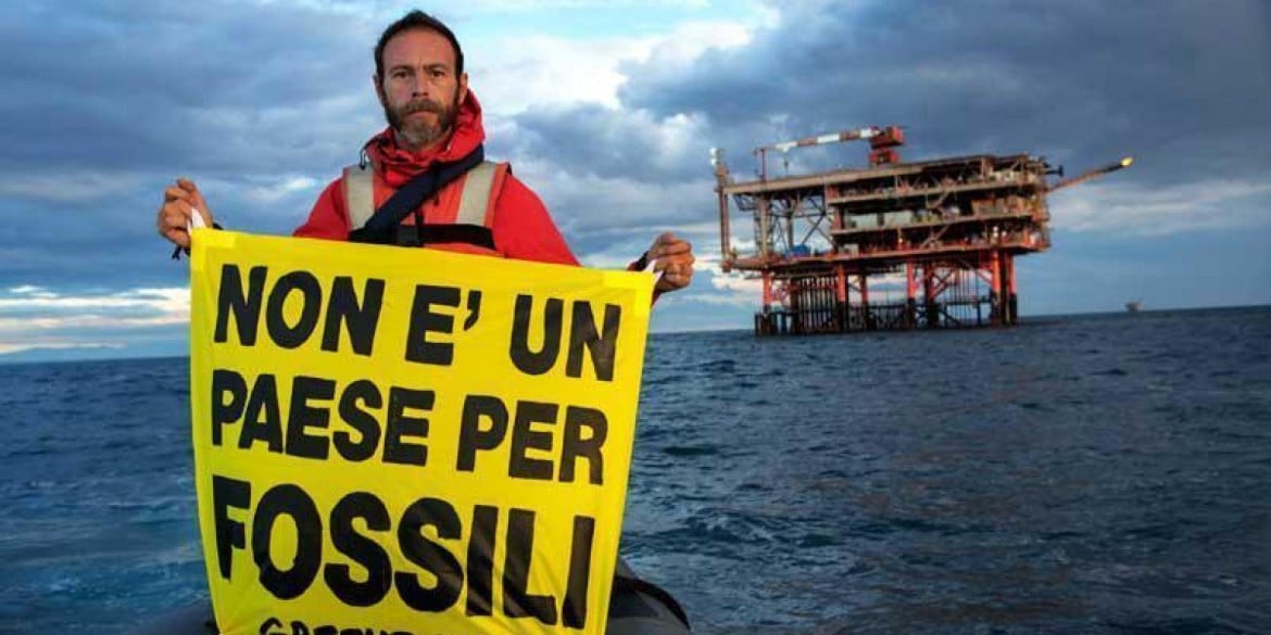 2014, la Rainbow Warrior, di Greenpeace, in azione nell’Adriatico presso la piattaforma petrolifera Rospo Mare B dell’Eni foto Ansa