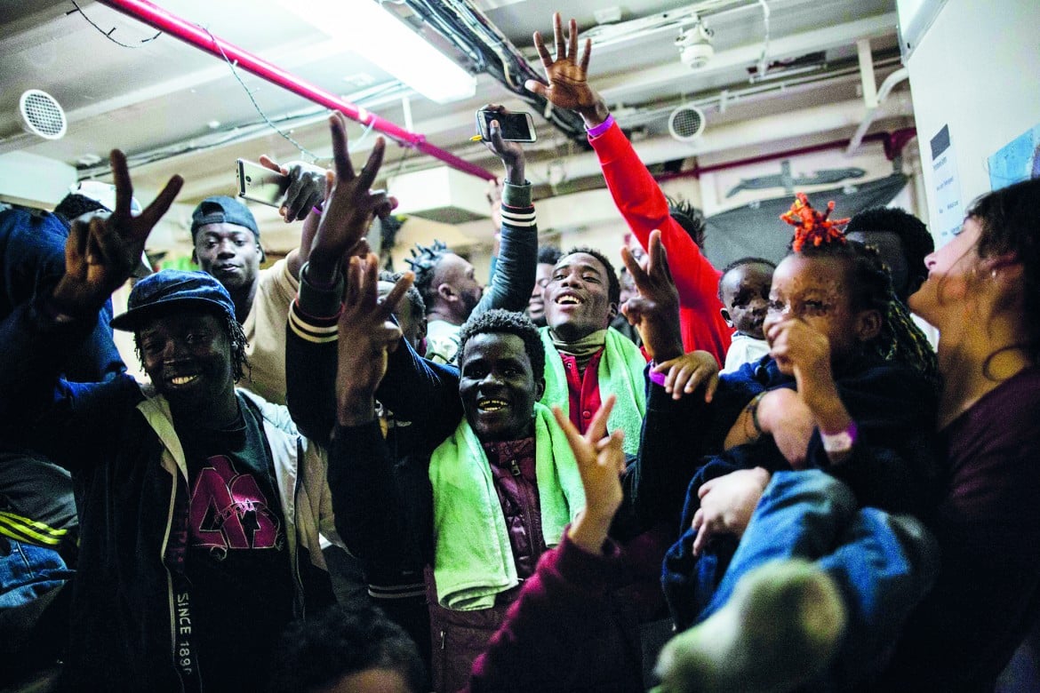 «È  finita». Sulle navi la gioia dei migranti non più prigionieri