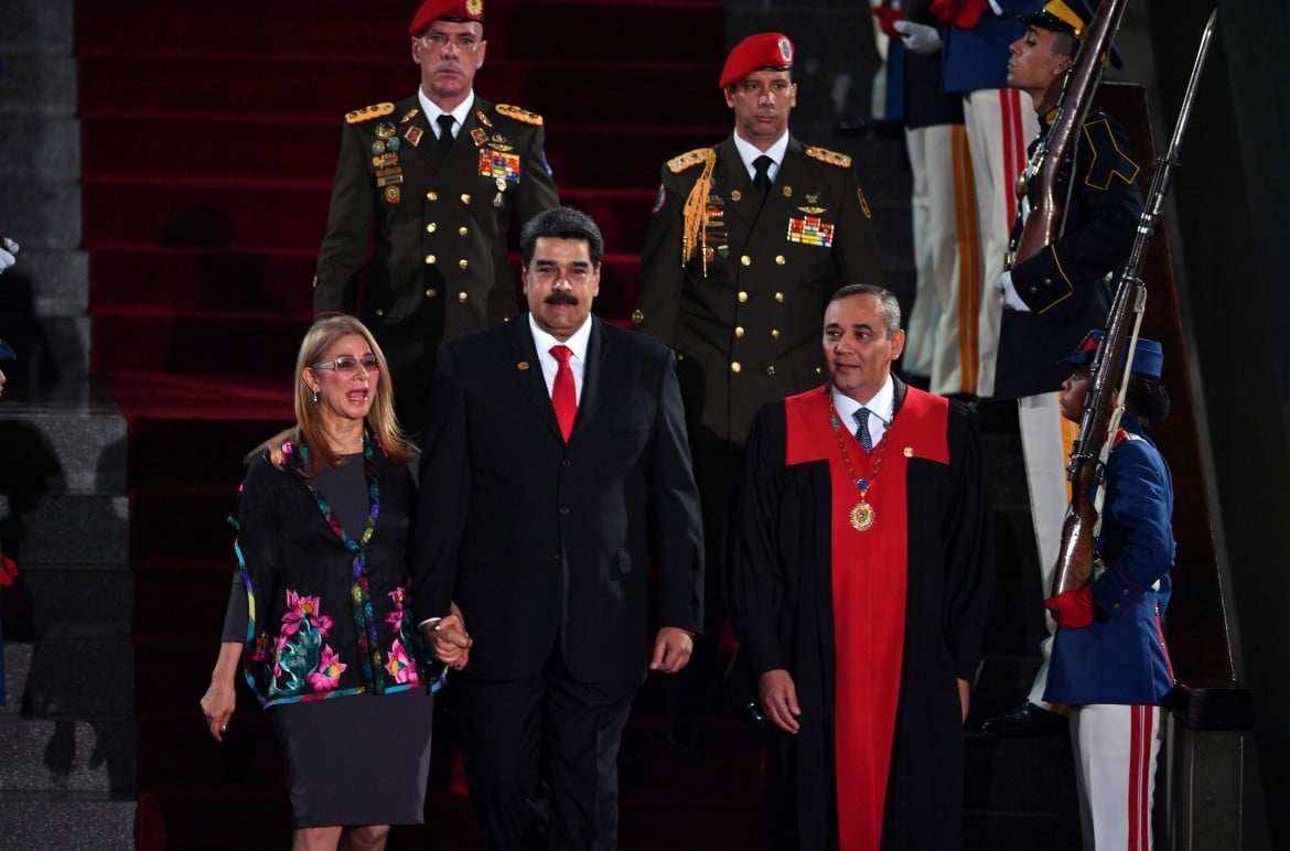 Maduro giura. Ed è subito sanzione