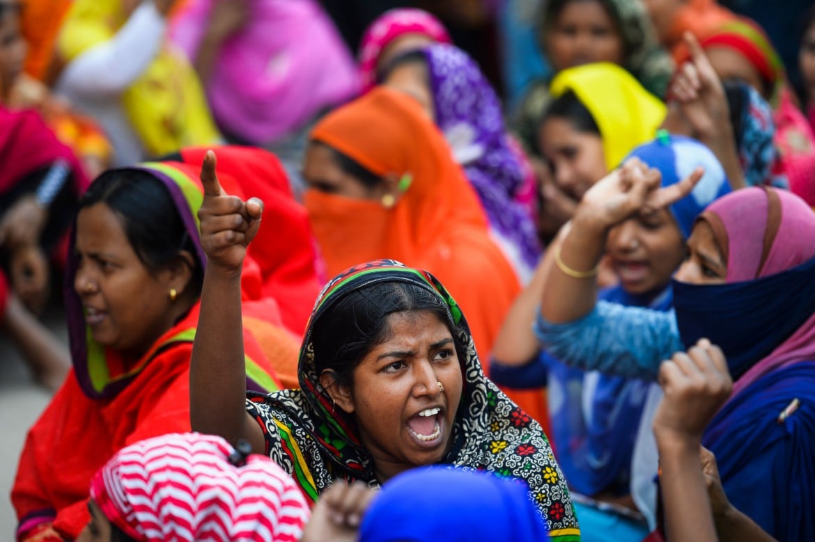 Grandi marchi e piccoli salari, in Bangladesh è rivolta nel tessile