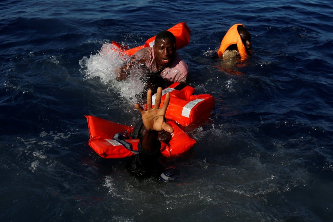 Affonda gommone, è strage di migranti:  117 le vittime