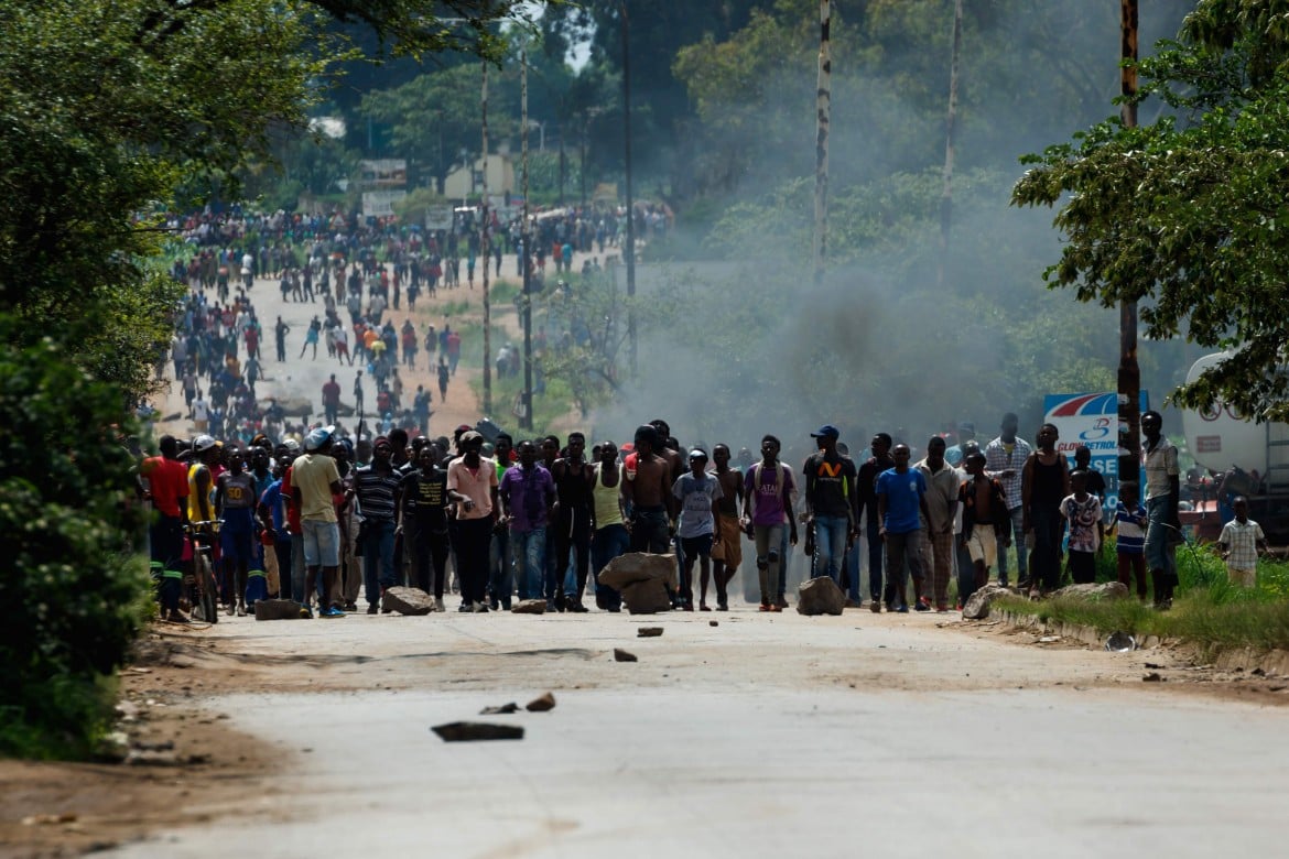 Benzina alle stelle e iperinflazione, brucia Harare