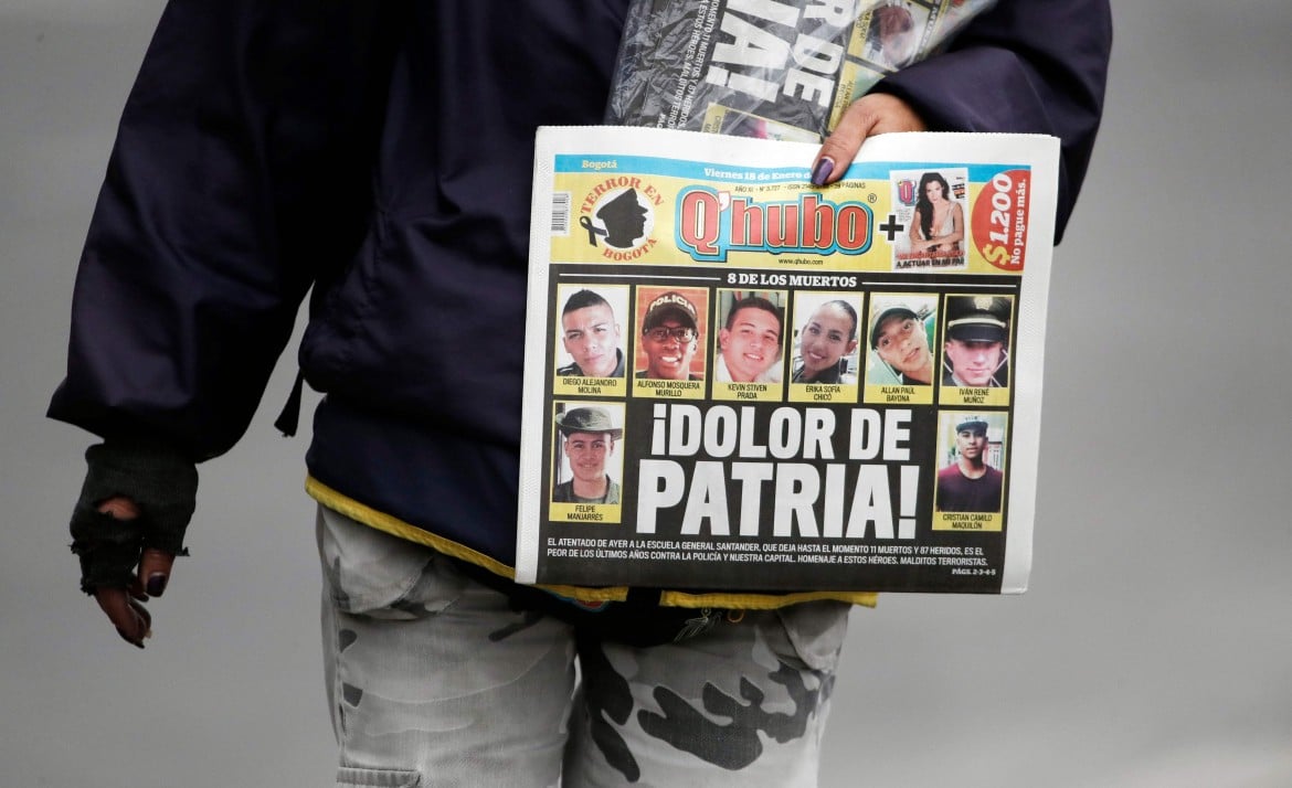 Autobomba uccide 21 agenti in Colombia. Boccata d’ossigeno per Duque
