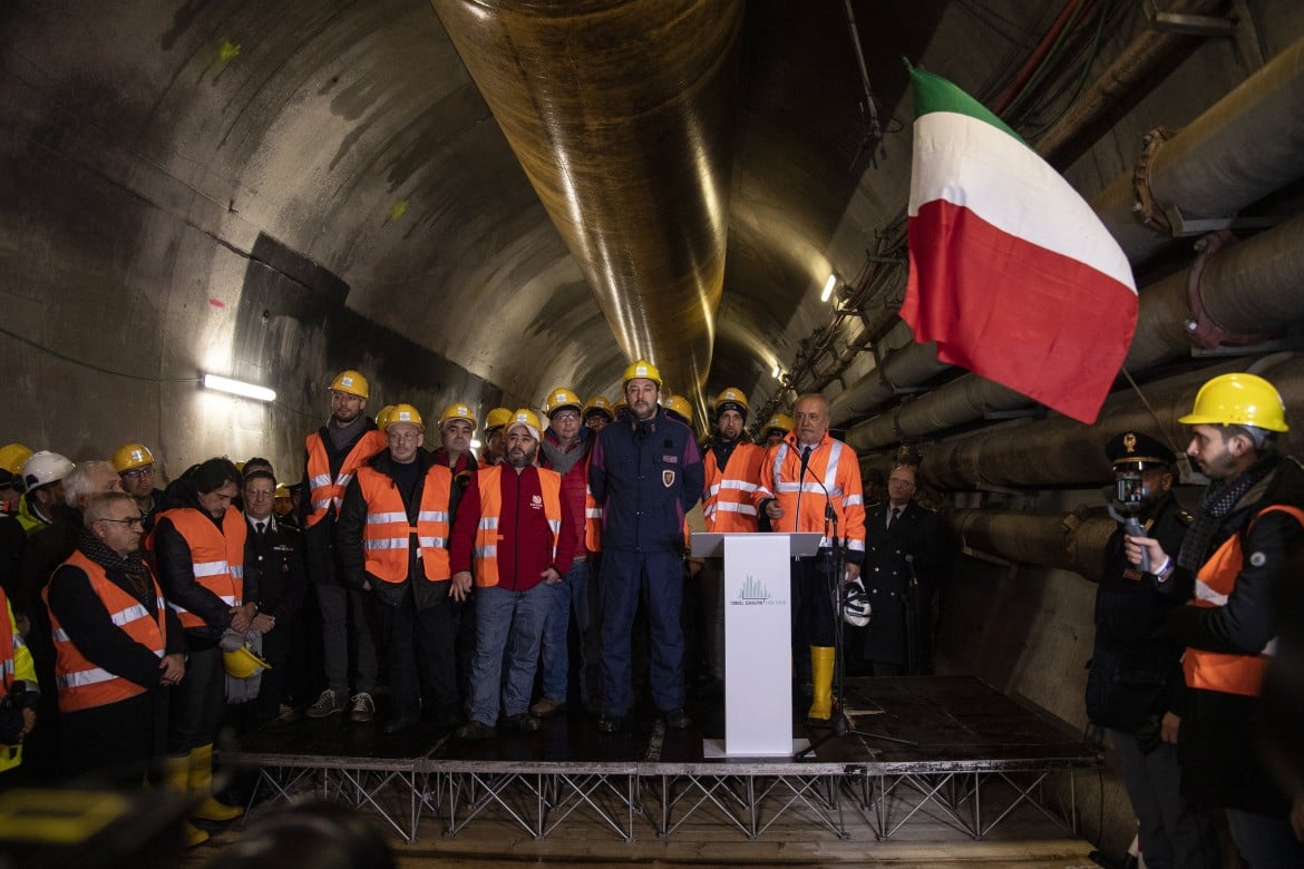Un poliziotto nel tunnel. Lo show Sì Tav di Salvini