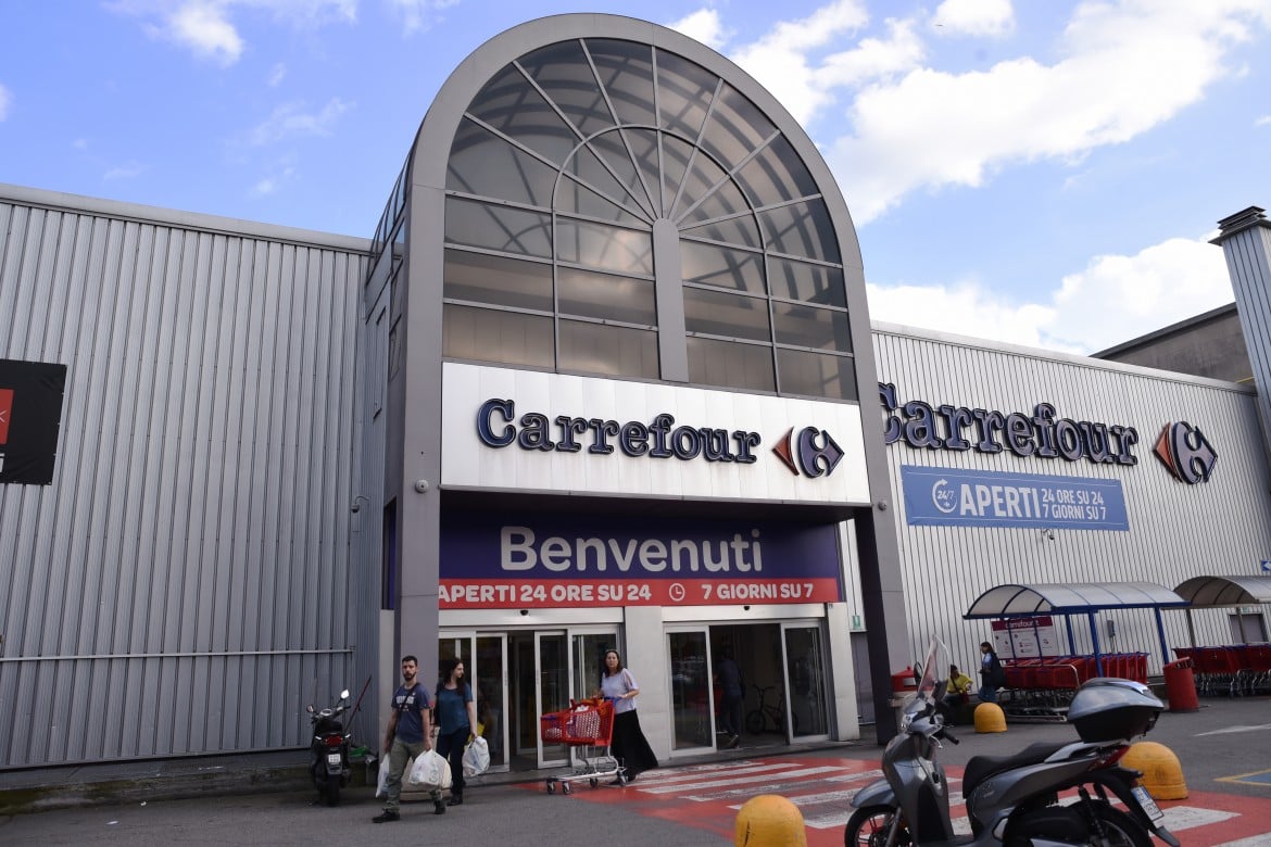 Il modello «sempre aperto» non funziona Carrefour licenzia