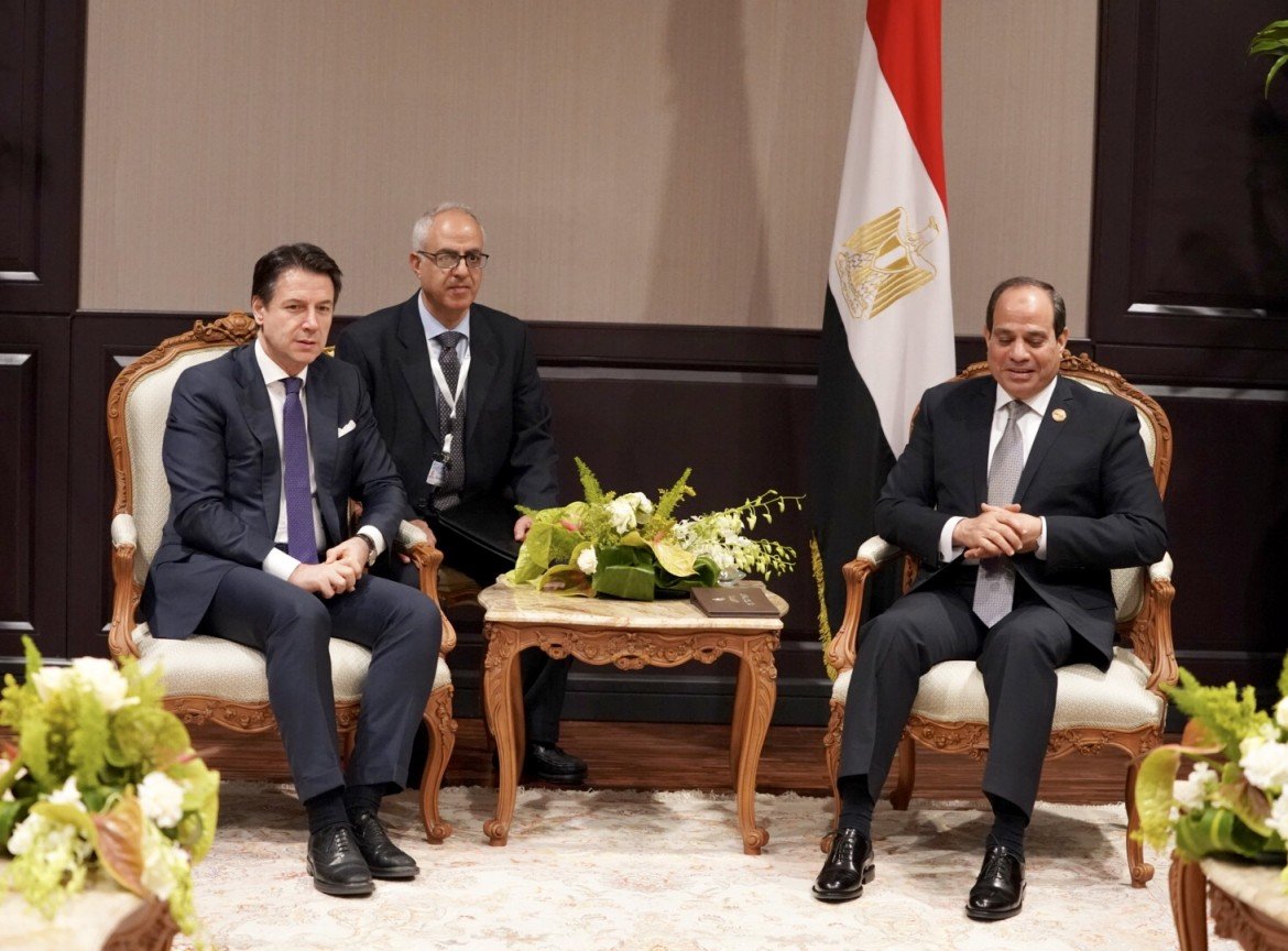 Ue-Lega araba, la «nuova era di cooperazione» legittima il faraone el Sisi