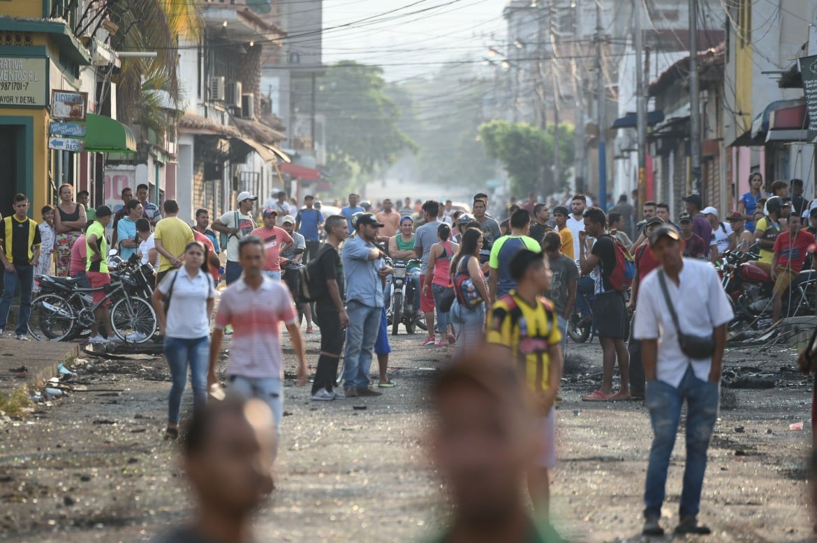 Intervento militare in Venezuela, il gruppo di Lima esita e Guaidó si adegua
