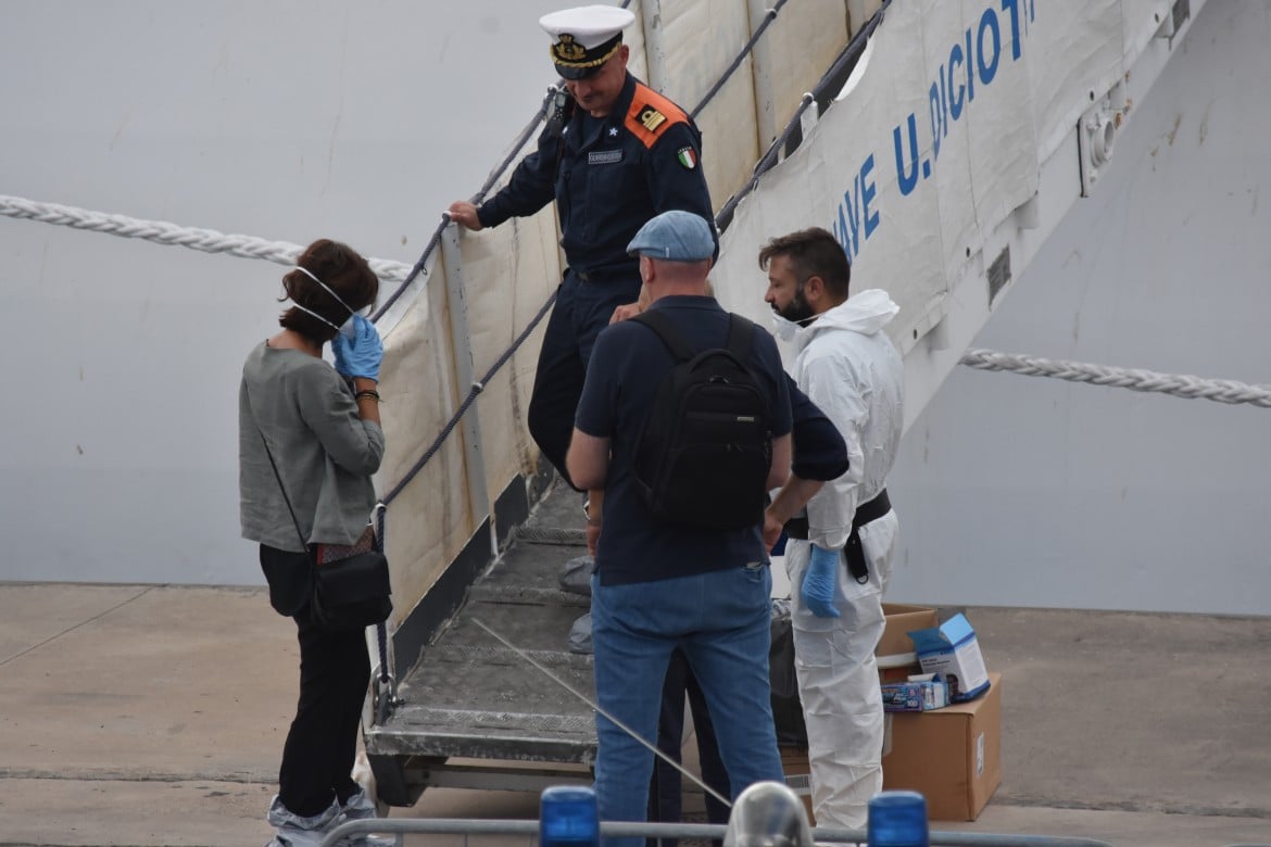 Rivolta sul cargo che voleva riportarli in Libia, assolti due migranti