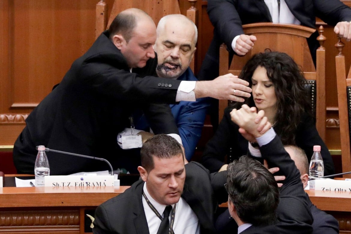 Albania, l’opposizione lascia il parlamento
