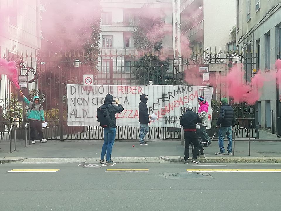 Milano, i rider protestano alla Casaleggio: «Di Maio, vogliamo il riconoscimento dei nostri diritti»