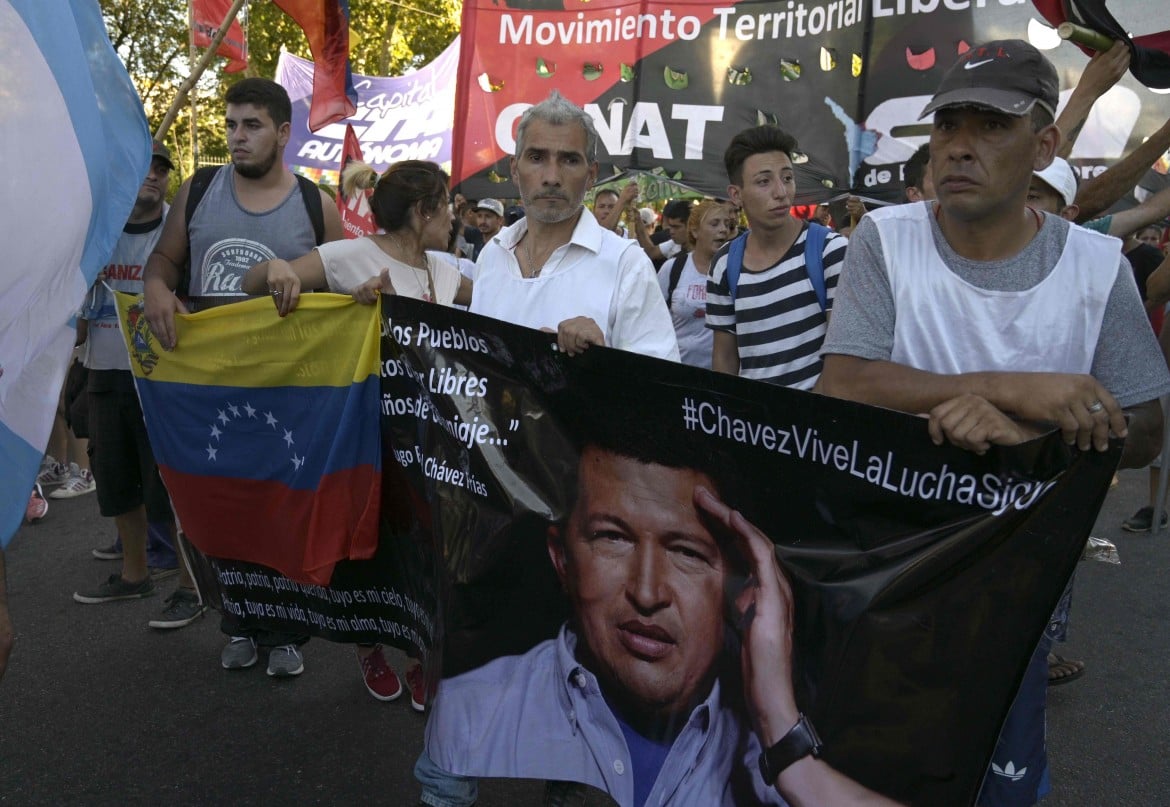 Da Trump pressioni e minacce sul Venezuela. Ma i militari restano con Maduro