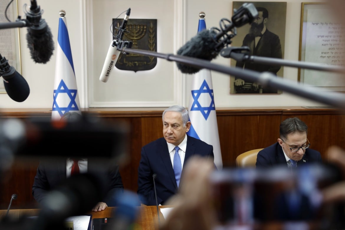Netanyahu incriminato ma non cede: «rimarrò premier per molti anni a venire»