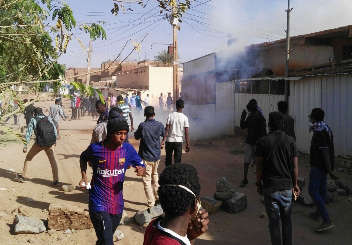 Prime condanne per «proteste», ma Bashir cede il partito al vice