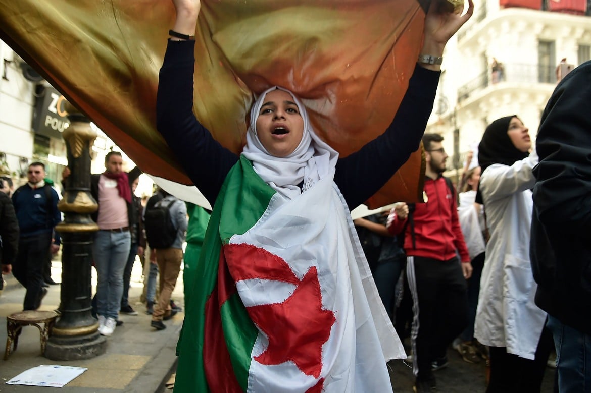 I giovani algerini mandano in tilt regime e opposizioni