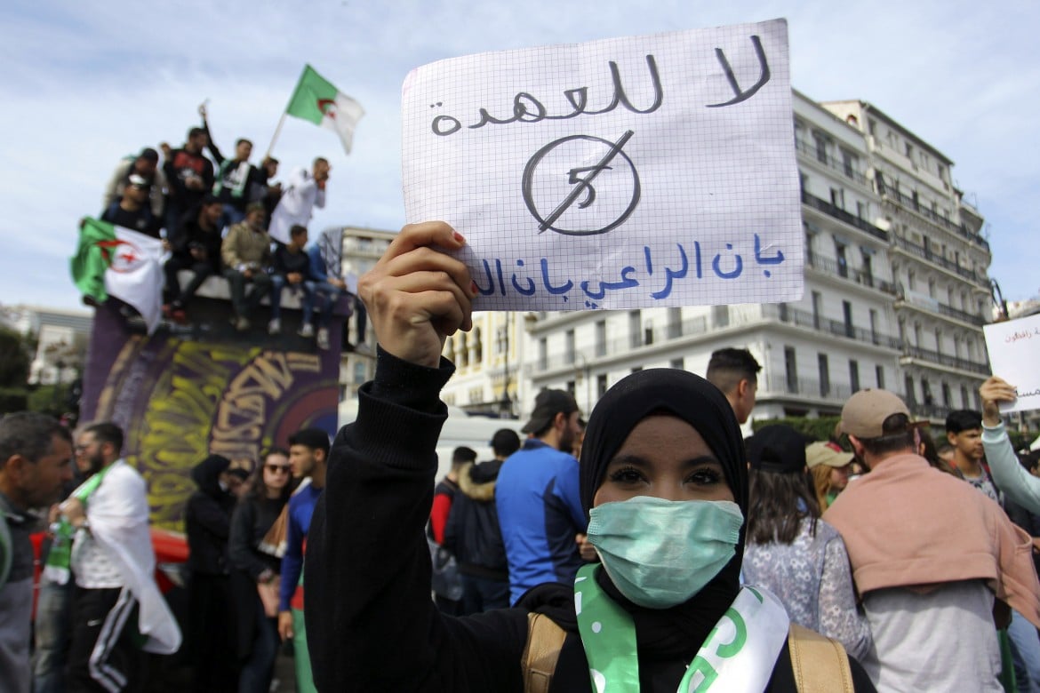 Il regime perde pezzi: i giovani algerini spaccano il «clan»