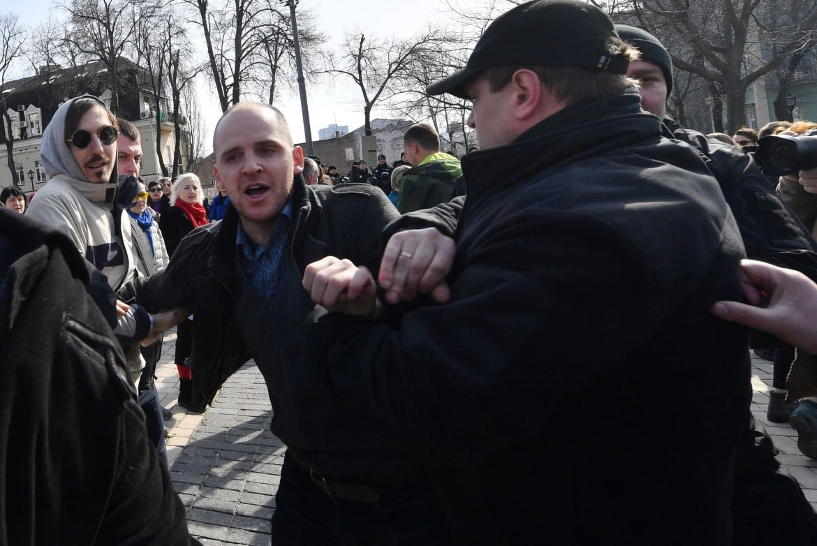La piazza femminista di Kiev caccia i neofascisti