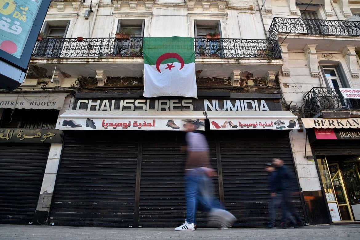 Algeria, la resa di Bouteflika Voto rinviato e lui non ci sarà