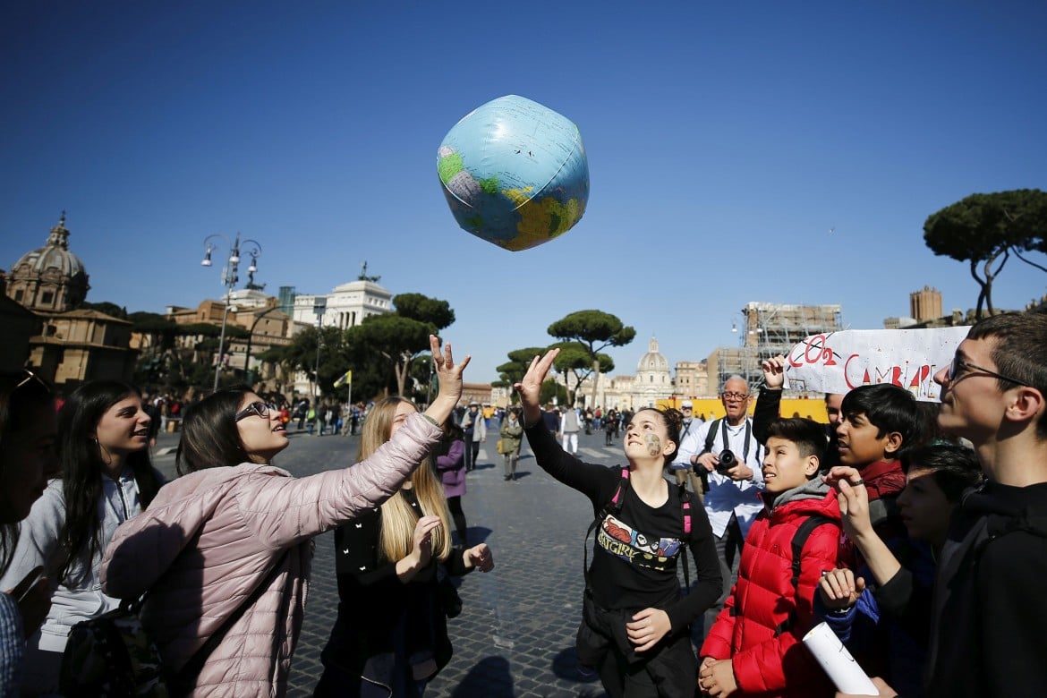 Sotto il Colosseo sfila il primo sciopero globale della generazione verde