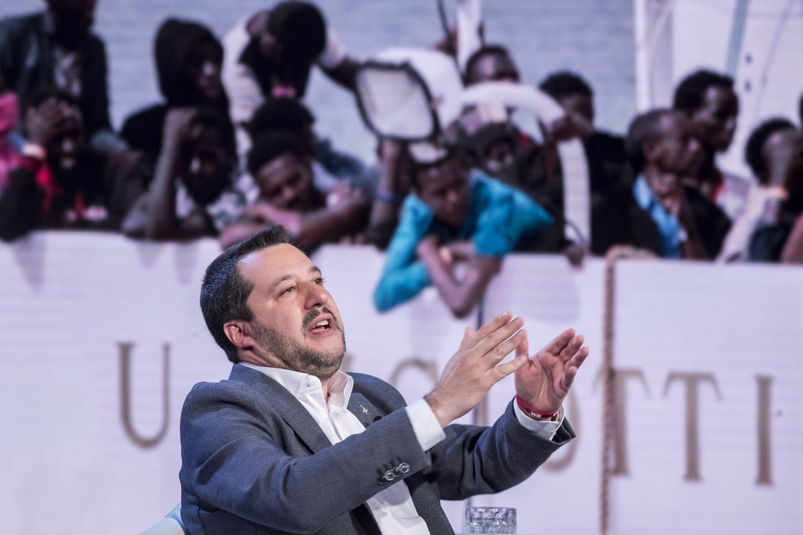Gialli, blu e neri per salvare Salvini