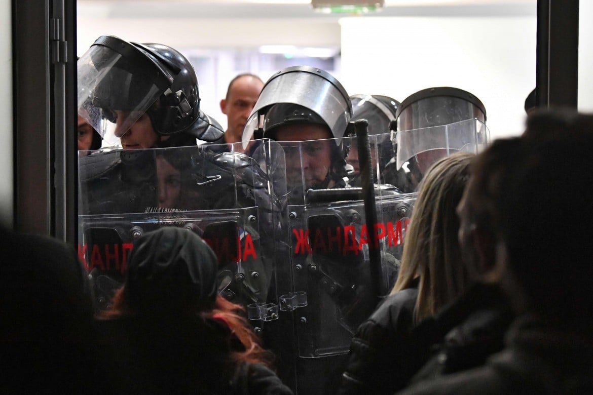 Tensione a Belgrado dopo l’irruzione nella sede della tv pubblica