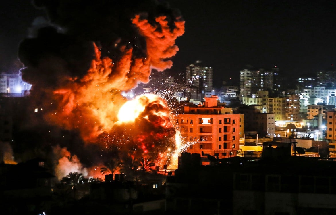 Missile colpisce casa a nord di Tel Aviv. Israele attacca Gaza
