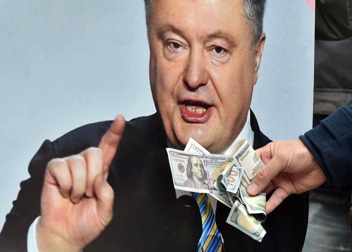 «Così Poroshenko organizza brogli e compra voti»