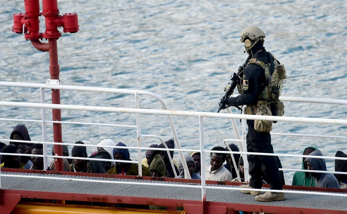 Mercantile «dirottato» arrestati 5 migranti, tutti gli altri a terra