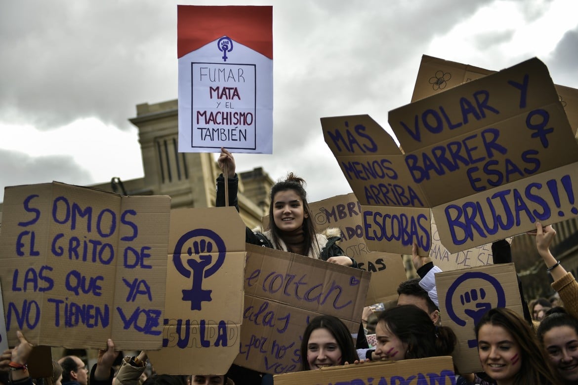 La forza del femminismo tinge la Spagna di viola